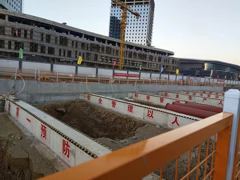 徐州中鐵十八局基坑噴漆及護欄安裝完成